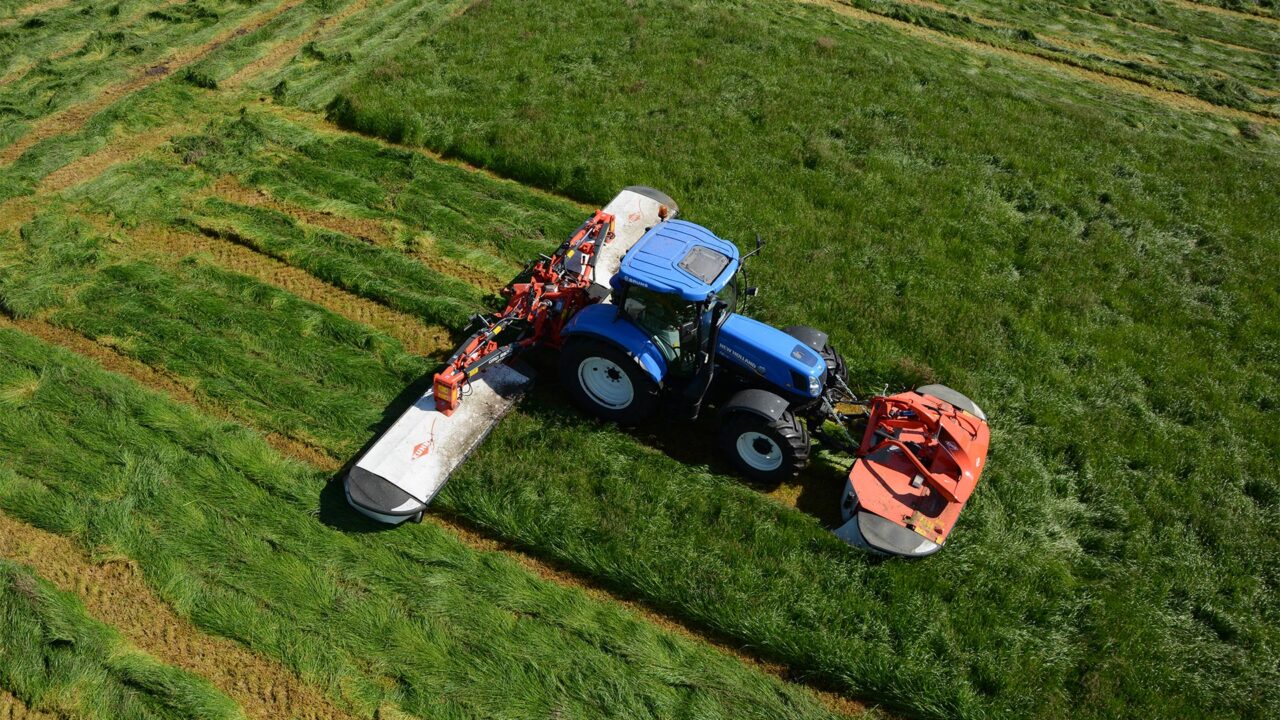 Traktor Landwirtschaft Landmaschinen Wesermarsch New Holland Bruns KUHN 9977