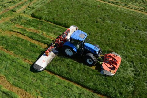 Traktor Landwirtschaft Landmaschinen Wesermarsch New Holland Bruns KUHN 9977